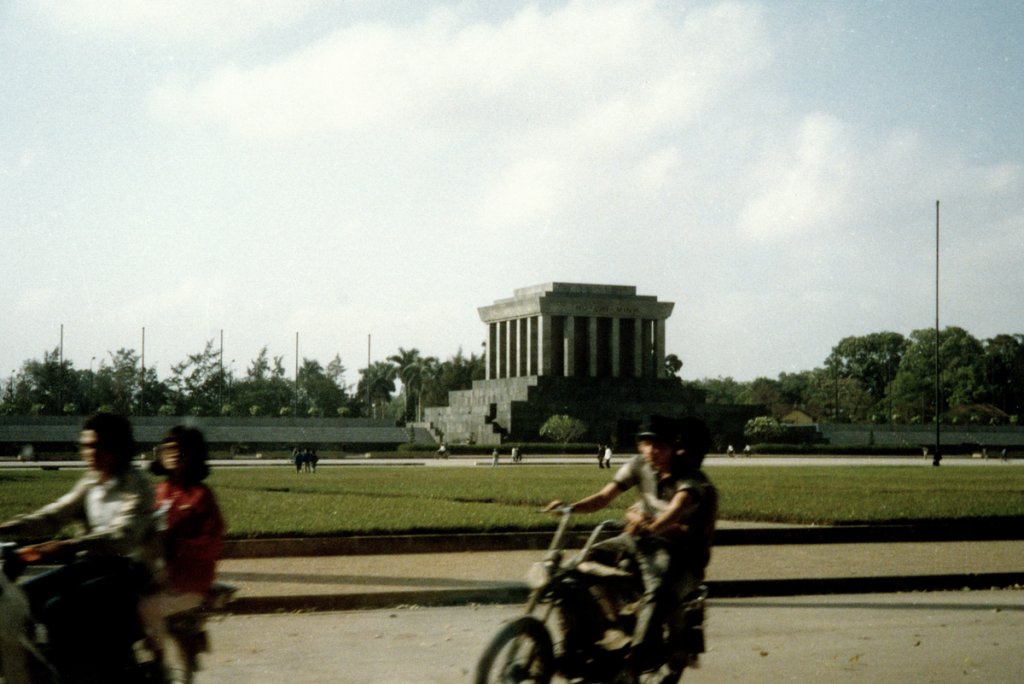 90-hanoi-ho-chi-minh-tomb-1_3373802935_o.jpg