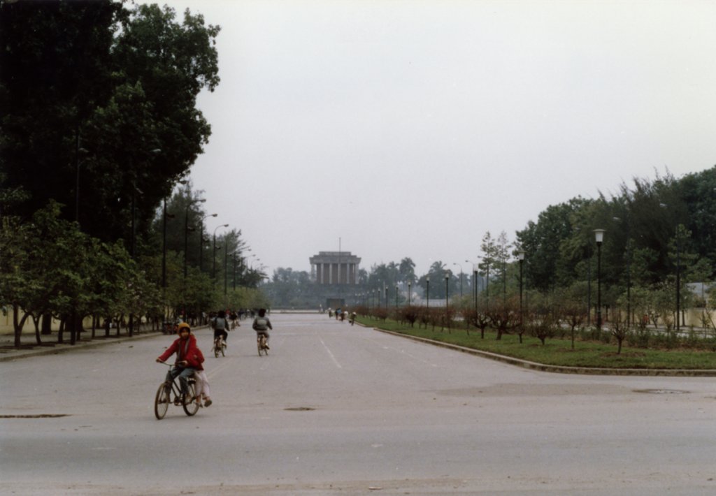 90-hanoi-ho-chi-minh-tomb-2a_3373803651_o.jpg