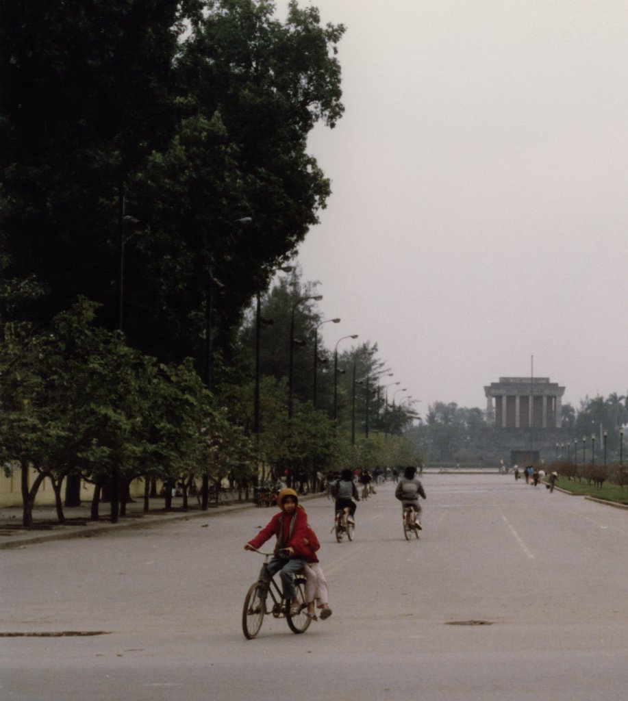 90-hanoi-ho-chi-minh-tomb-2b_3374621530_o.jpg