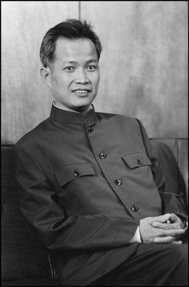 Khieu Samphan 1975 (4).jpg