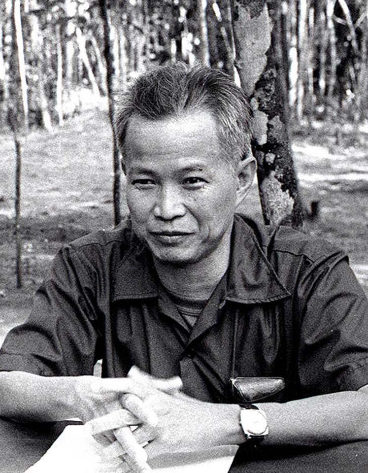 Khieu Samphan 1975 (5).jpg