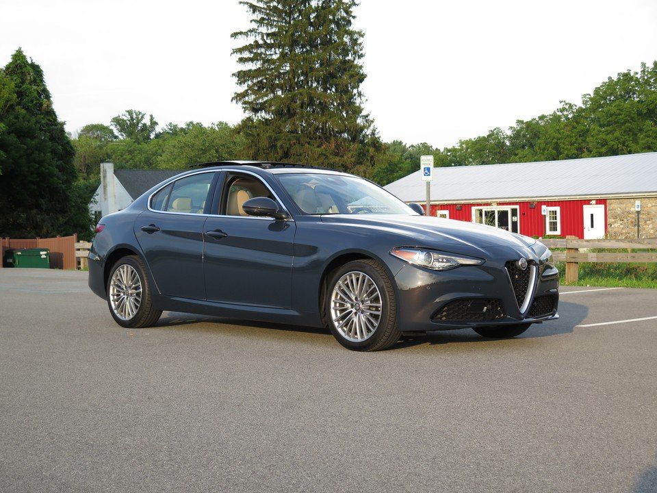 2019_Alfa_Romeo_Giulia_10.jpg