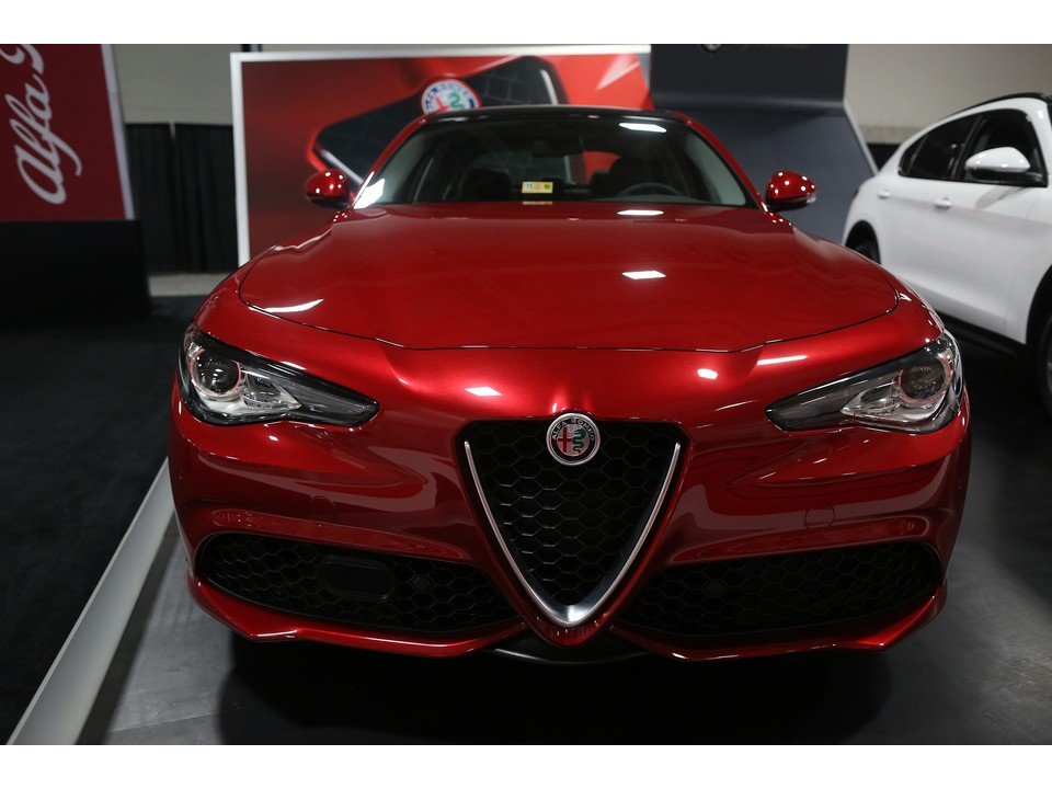 2018_Alfa_Romeo_Giulia_6.jpg