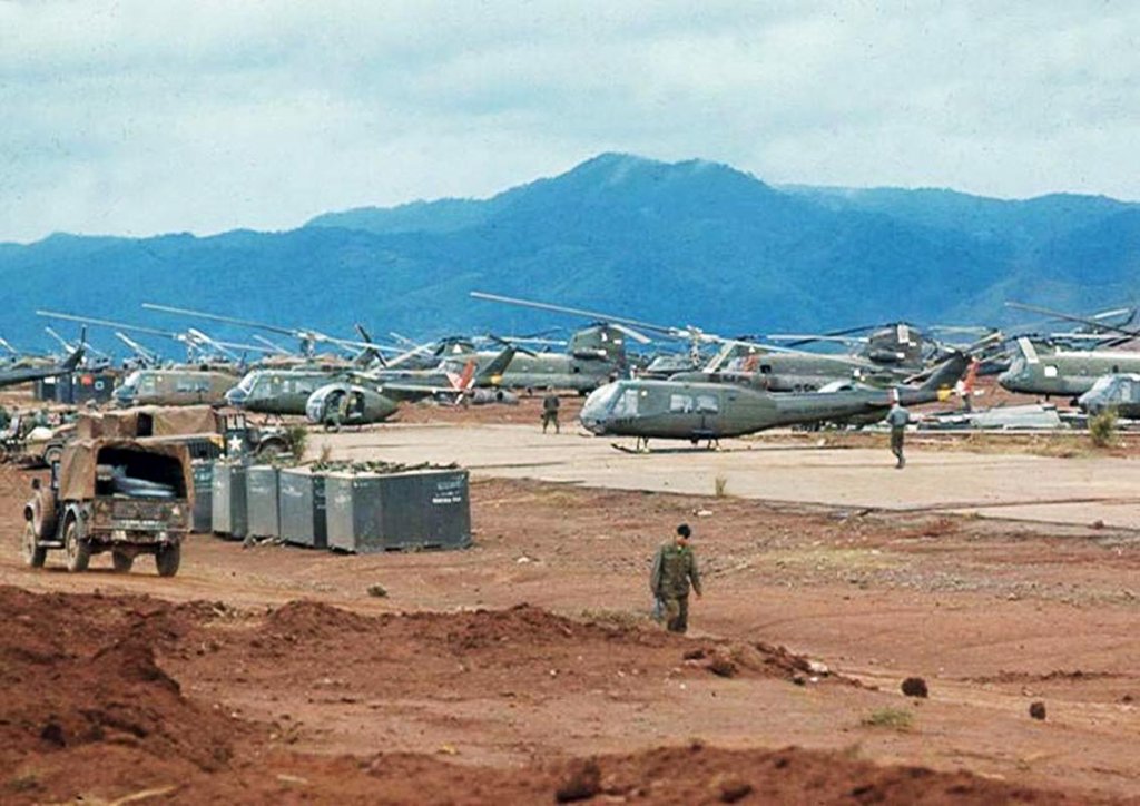 aircraft-at-khe-sanh-preparing-for-insertions_4307959174_o.jpg