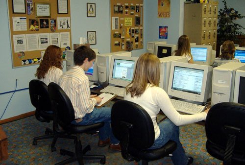 1200px-Students_working_on_class_assignment_in_computer_lab.jpg