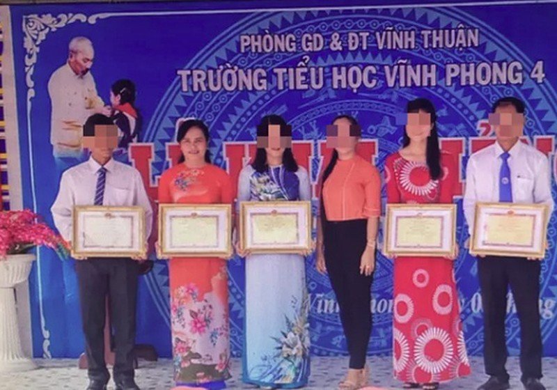 mien-nhiem-nu-hieu-truong-cam-giay-khen-cua-dong-nghiep-de-ra-oai.jpg