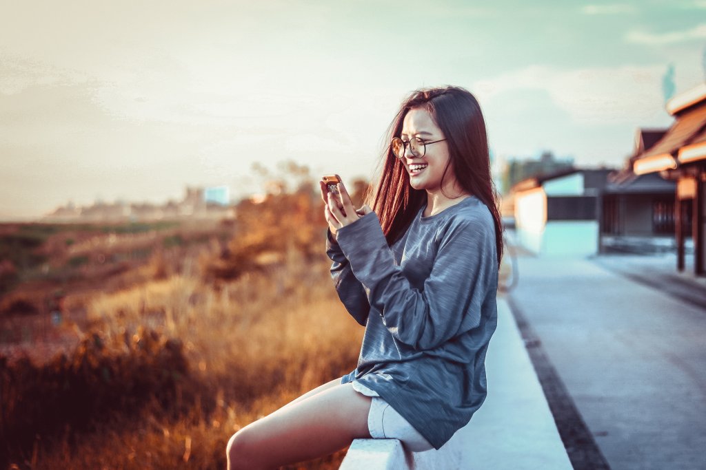 woman-sitting-using-phone-777155.jpg