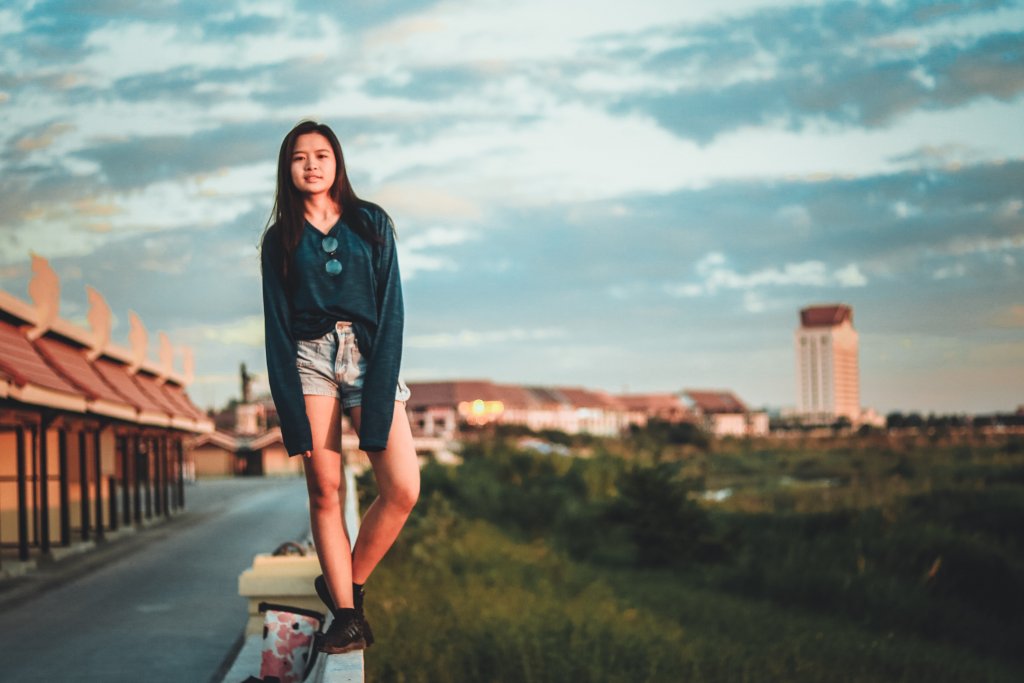 woman-standing-on-edge-of-wall-777150.jpg