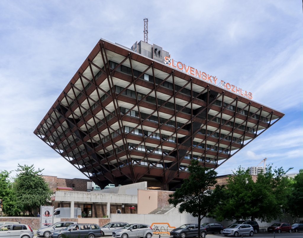 Upside_down_Pyramid,_Bratislava_02.jpg