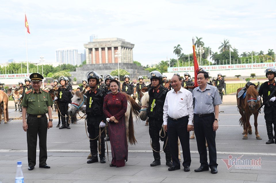 dung-manh-dan-canh-sat-co-dong-ky-binh-lan-dau-ra-mat.jpg