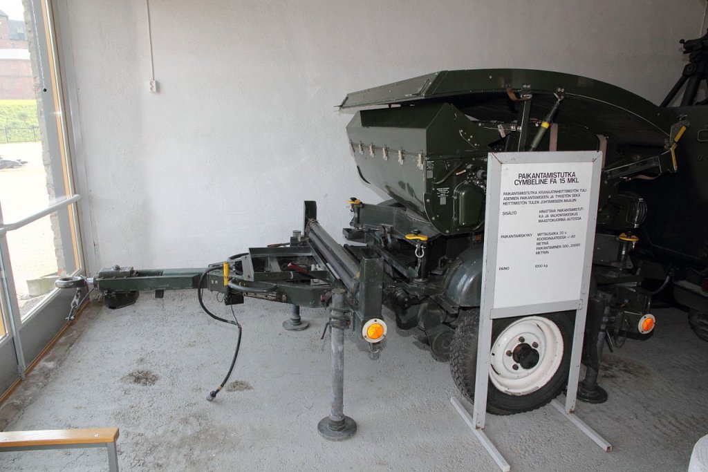 1280px-Cymbeline_FA_15_mortar_locating_radar_Hämeenlinna_1.JPG.jpg