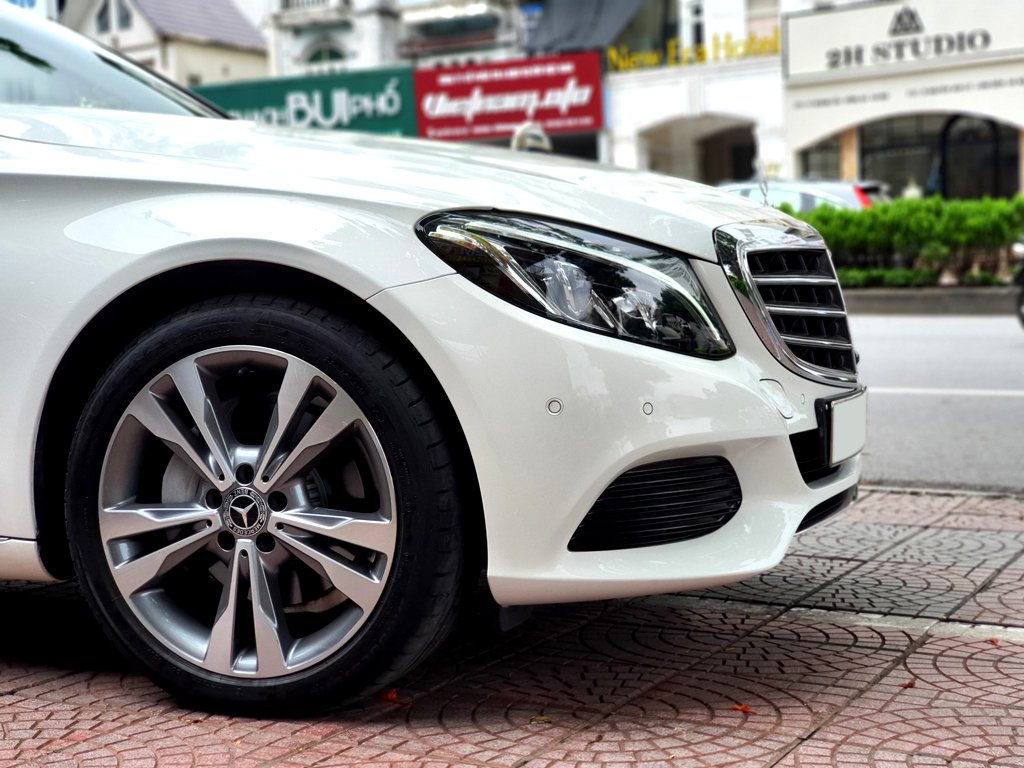 mercedes-c250-exclusive-2018-trang-den-the-gioi-xe-duc (3).jpg