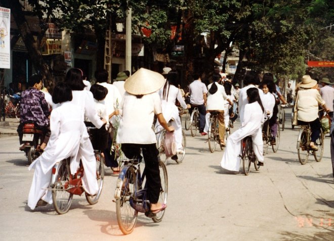 hanoi-old-quarter-during-1990s-through-photos-of-japanese-ambassador-00-.3275.jpg