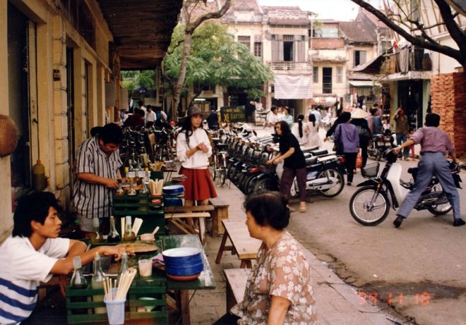 hanoi-old-quarter-during-1990s-through-photos-of-japanese-ambassador-00-.6557.jpg