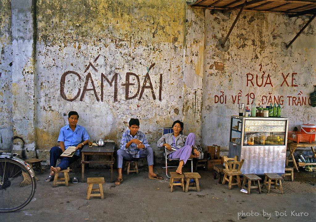 071-Roadside Cafe Saigon Vietnam 1990.jpg