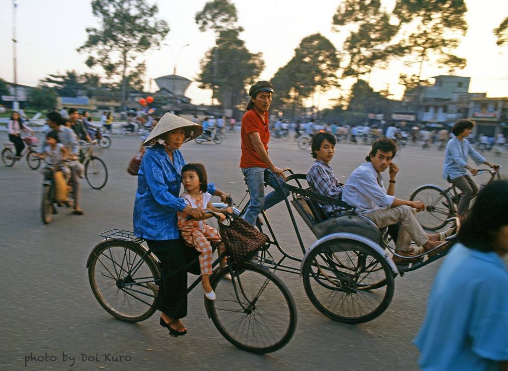 063-Cyclo Brothers Saigon Vietnam 1990.jpg