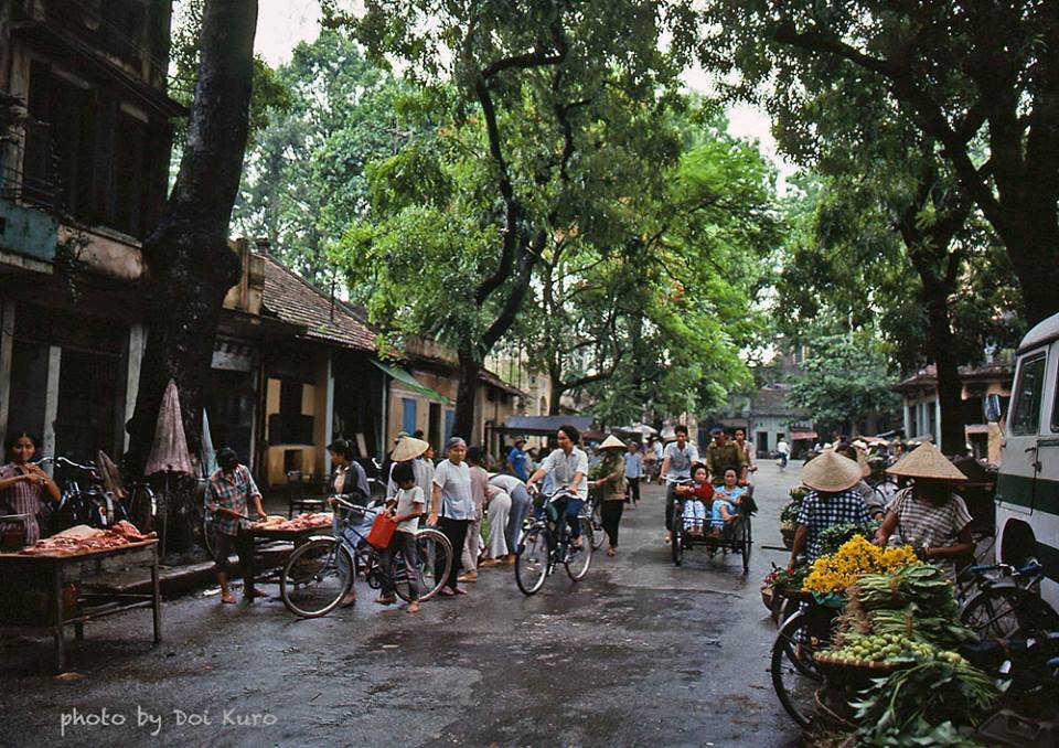 046-Open-air market Hanoi Vietnam 1990.jpg