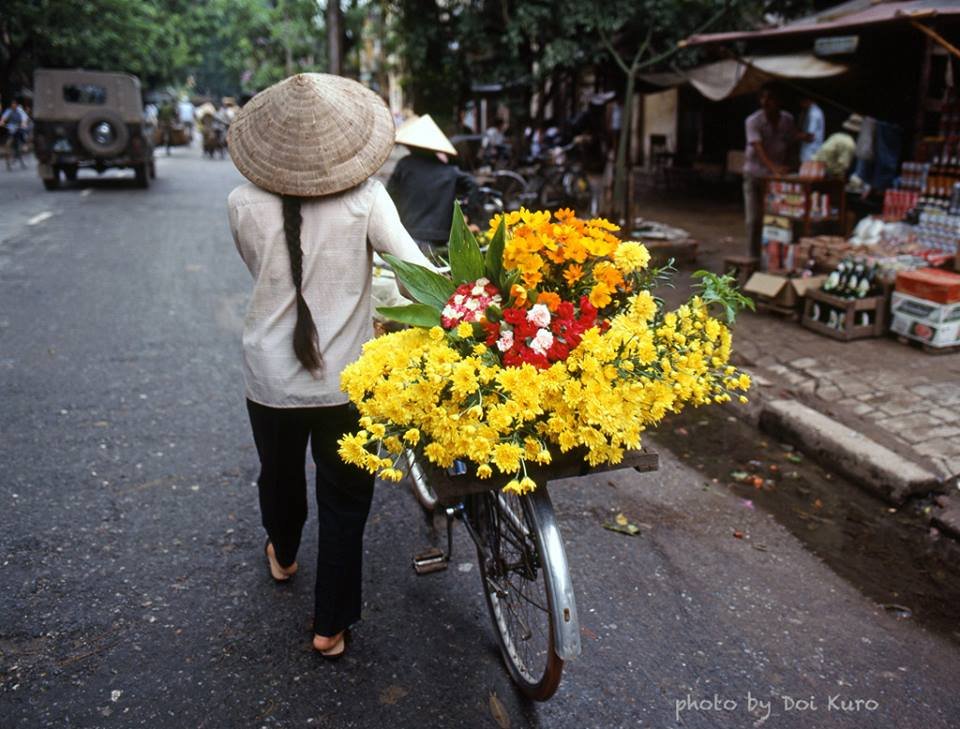 045-Flower seller Hanoi Vietnam 1990.jpg