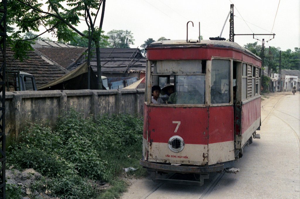 hanoi-tram-1990-7-at-crossing-loop---jennifer-lynas_39679852351_o.jpg