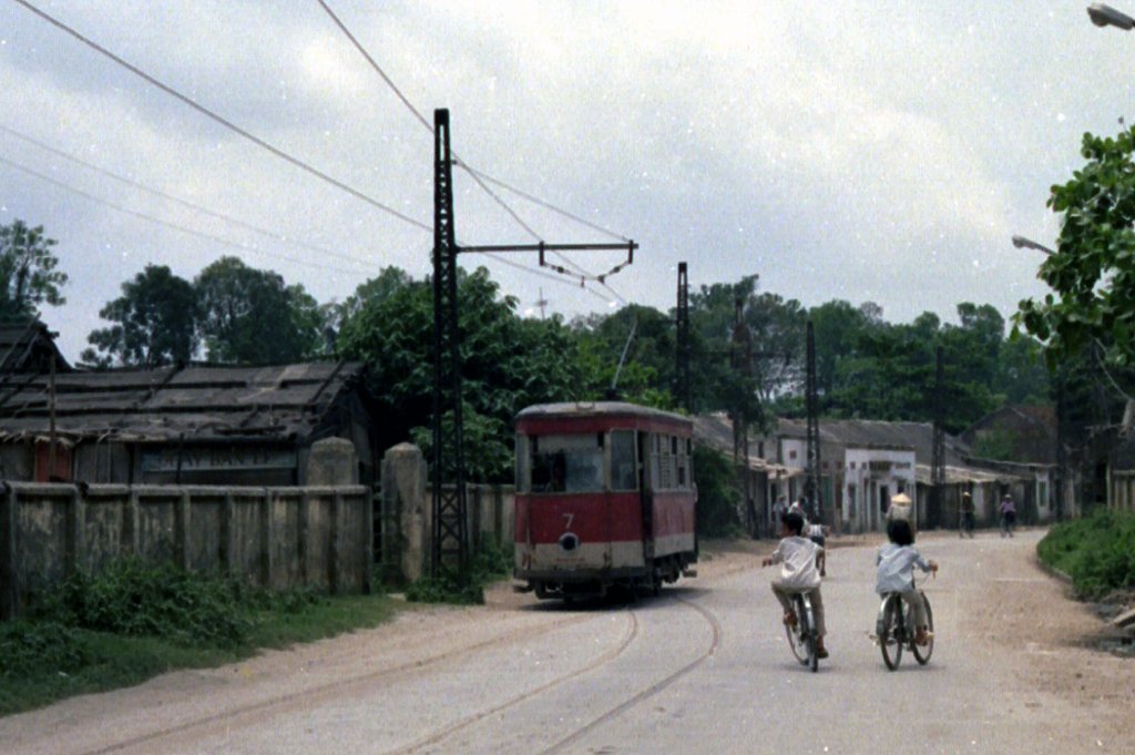 hanoi-tram-1990-7-nr-passing-loop---jennifer-lynas_24811228567_o.jpg