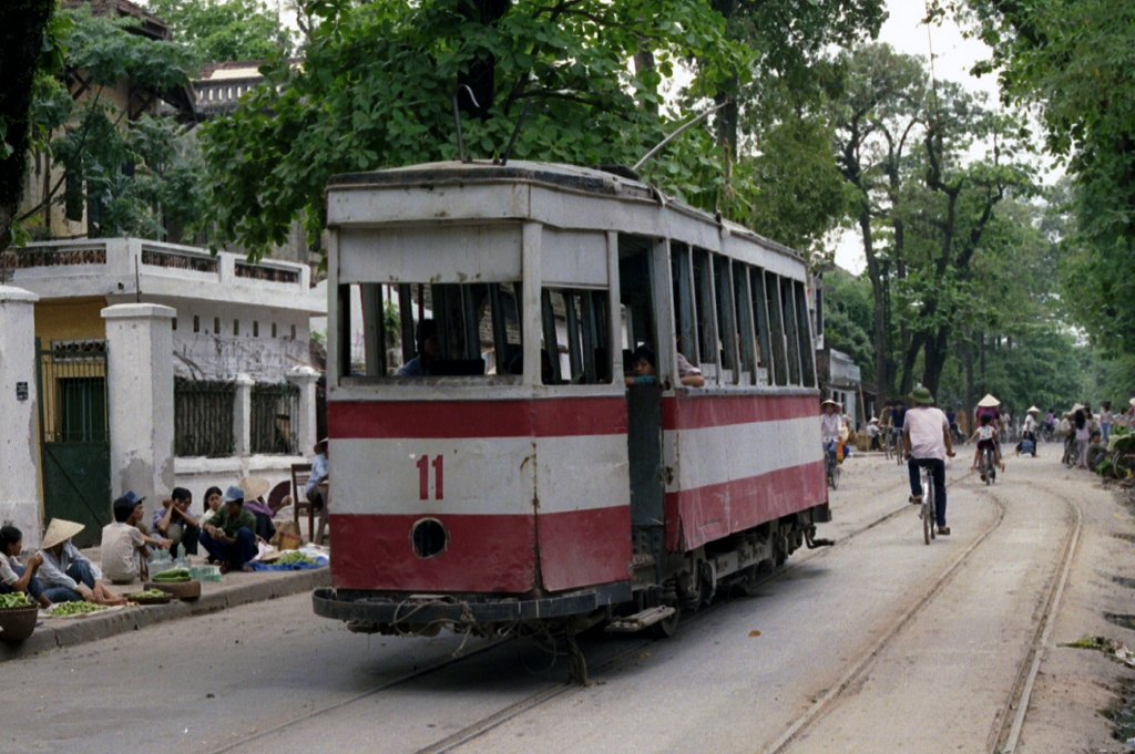 hanoi-tram-1990-11-crossing-loop---jennifer-lynas_24811230107_o.jpg