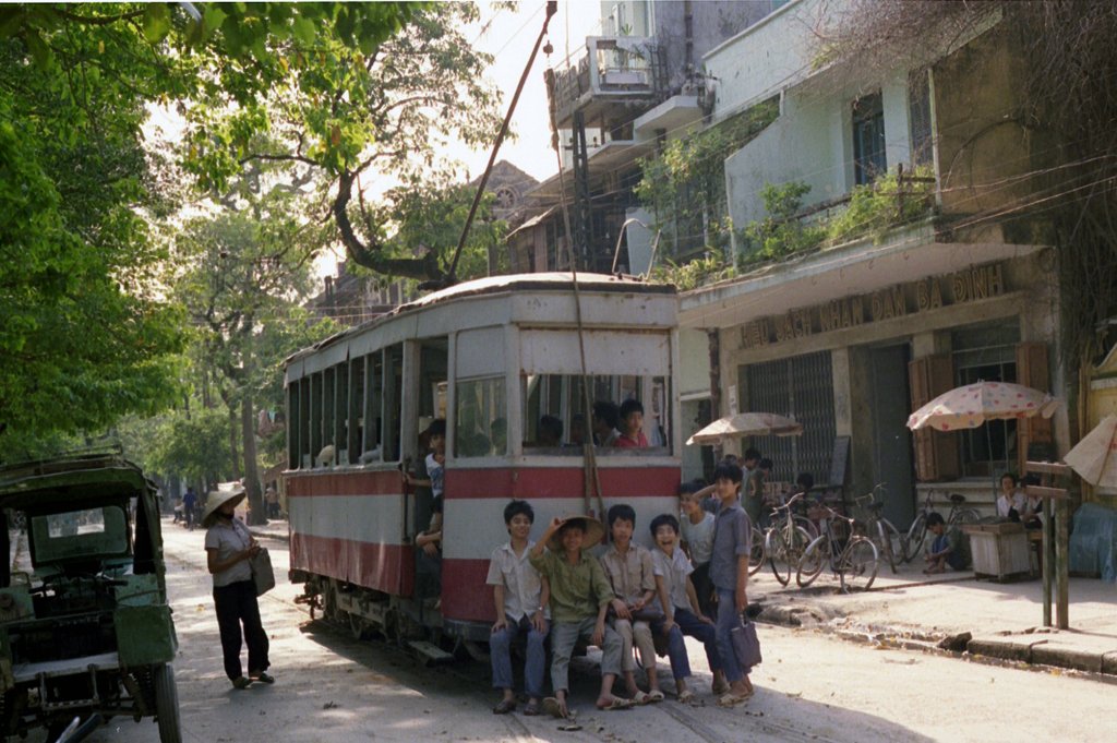 hanoi-tram-1990-11-with-crowd-of-kids---jennifer-lynas_25807918118_o.jpg