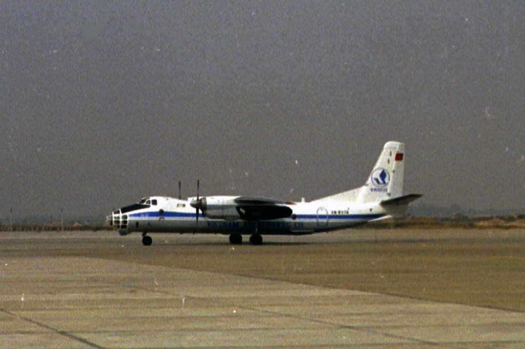 zair---viet---vietnam-airlines-antonov-at-hcm-1996---inl_39649171022_o.jpg