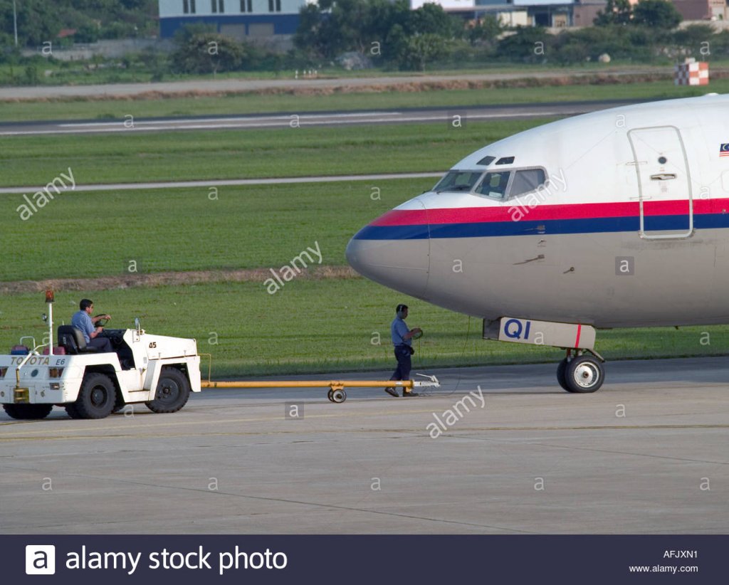 tractor-push-back-for-malaysian-airlines-aircraft-before-taxi-to-runway-AFJXN1.jpg