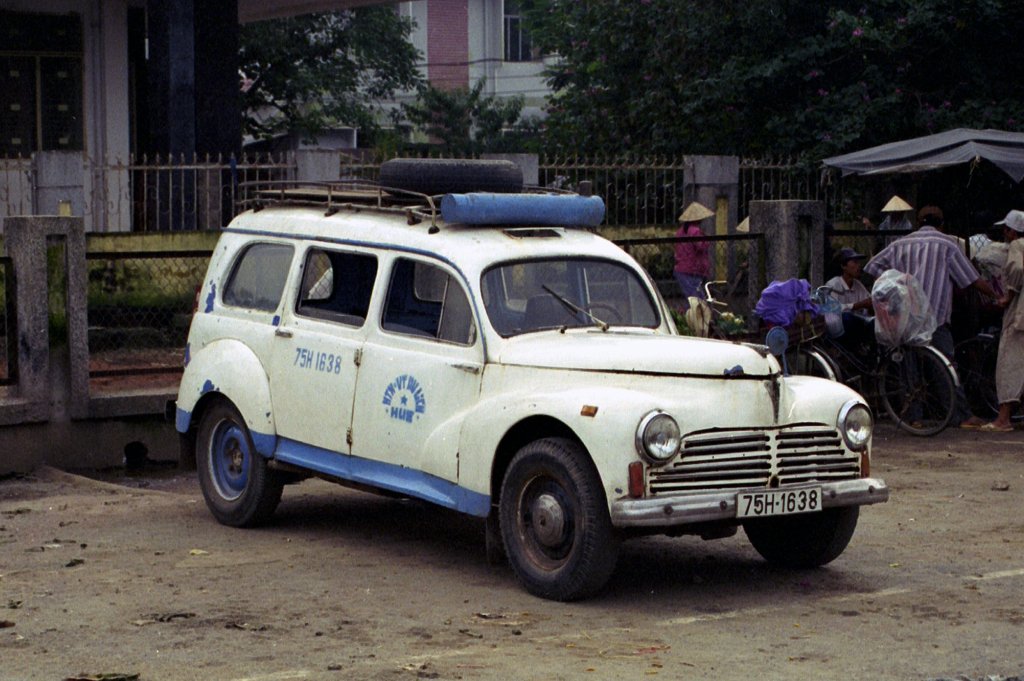 75h-16-38-1996-hue---peugeot-in-hue---inl_38970936894_o.jpg