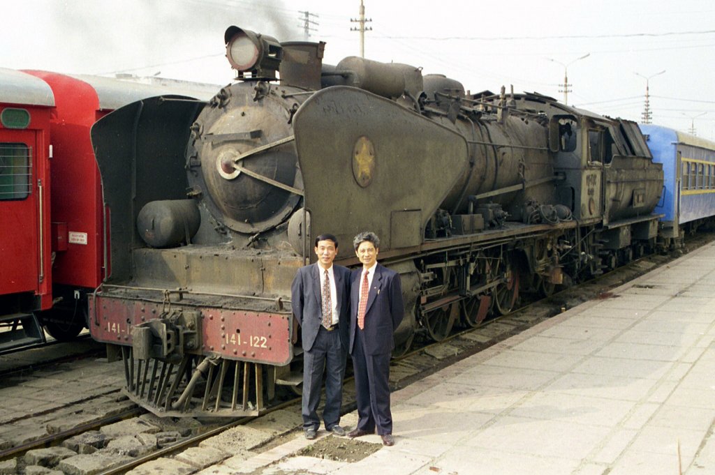 zrail---viet---vr-141-122-vr-built-at-hanoi-with-mr-kwai-right-1996---inl_39679903291_o.jpg