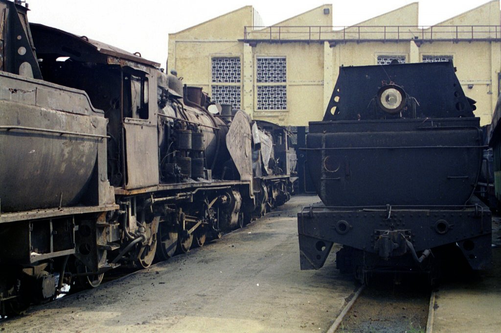 zrail---viet---vr-141-class-steam-locos-at-hanoi-shed-in-1996---inl_39679925061_o.jpg