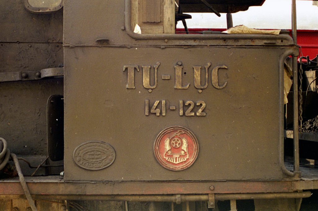 zrail---viet---vr-141-122-tu-luc-loco-cab-with-builders-plate-1996---inl_39679897791_o.jpg