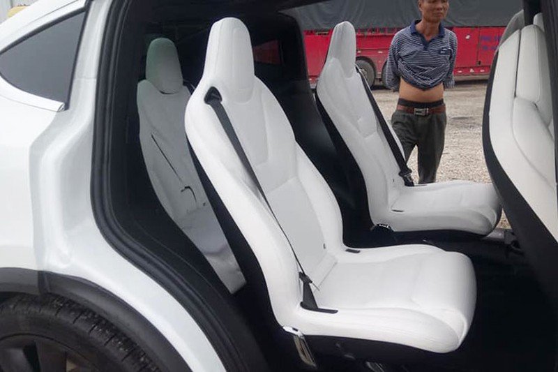 dap-thung-tesla-model-x-p100d-tien-ty-mau-trang-o-ha-noi-hinh-5.jpg