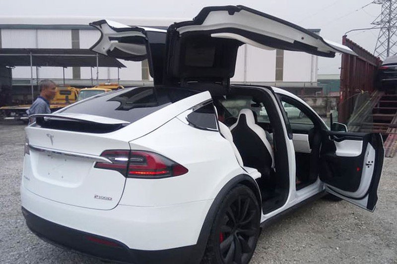 dap-thung-tesla-model-x-p100d-tien-ty-mau-trang-o-ha-noi-hinh-2.jpg