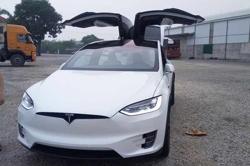 dap-thung-tesla-model-x-p100d-tien-ty-mau-trang-o-ha-noi.jpg