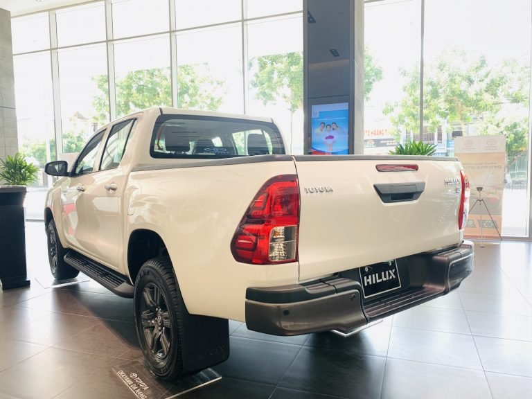 Toyota-Hilux-2020-màu-trắng-trưng-bày-tại-Toyota-Okayama-Đà-Nẵng-đèn-hậu-768x576.jpg