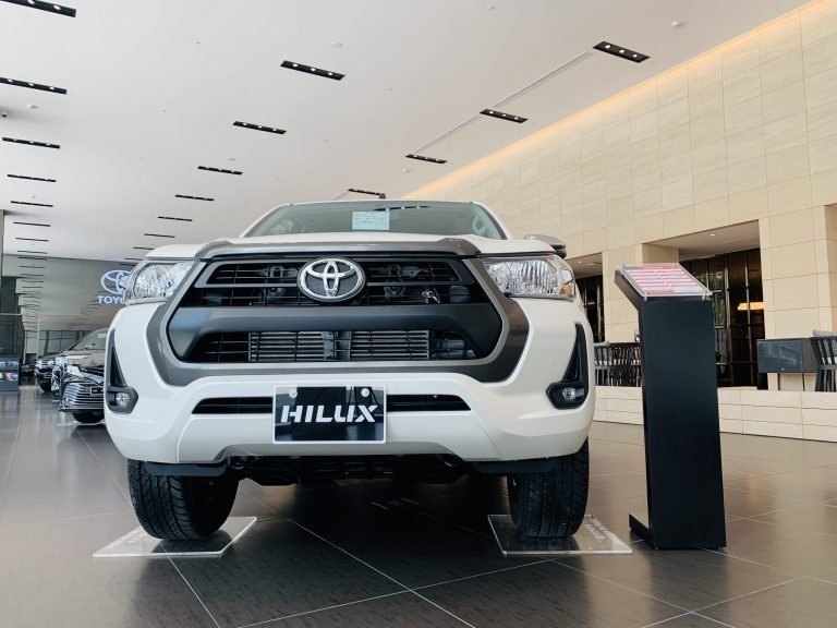 Toyota-Hilux-2020-màu-trắng-trưng-bày-tại-Toyota-Okayama-Đà-Nẵng-lưới-tản-nhiệt...jpg