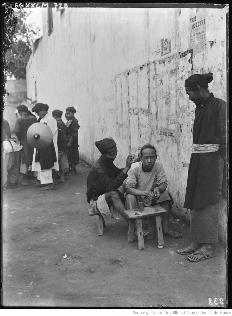 Tonkin_Hanoi_Barbier_en_plein_[...]Salles_André_btv1b531722094.JPEG