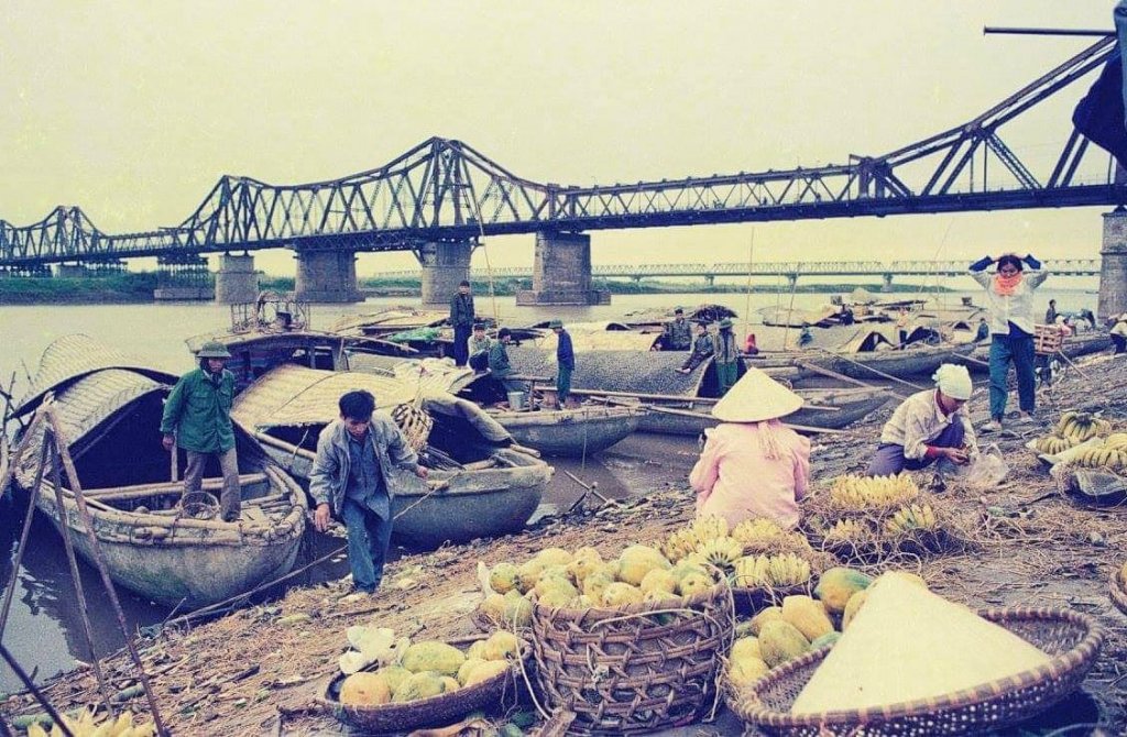 Chợ bãi Long Biên 1995.jpg