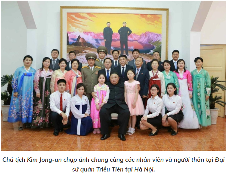 Chủ tịch Kim Jong-un chụp ảnh chung cùng các nhân viên và người thân tại Đại sứ quán Triều Tiên.png