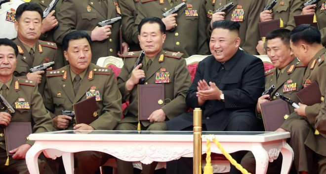 kju-paektusan-pistols-guns-war-anniv-jul27-rodong-7zoom-935x500_kpsh.jpg