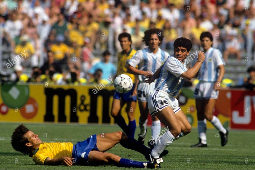 Maradona 1990_6_24 (x8).jpg