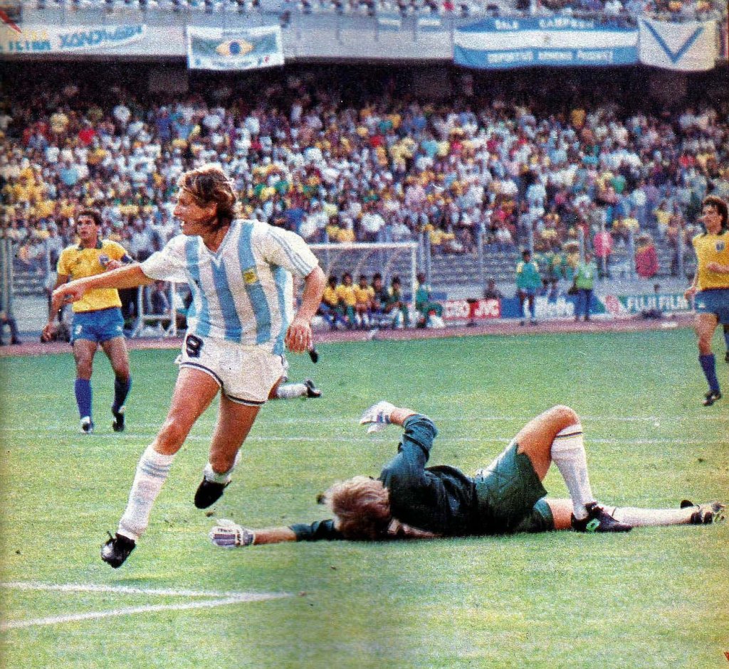 Maradona 1990_6_24 (x15).jpg