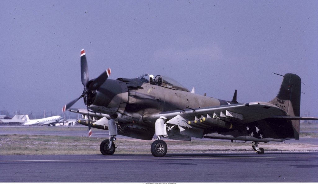 A-1E Skyraider (1).jpg