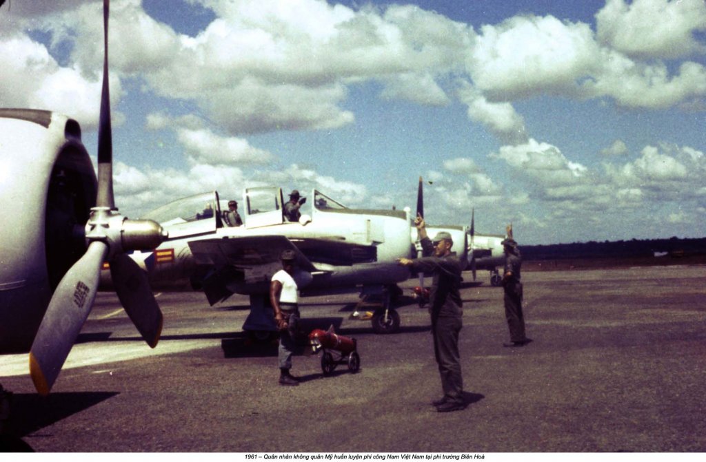 A-1E Skyraider (7).jpg