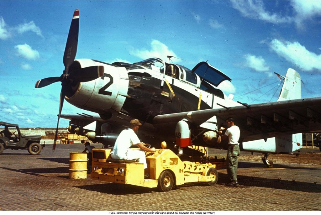 A-1E Skyraider (9).jpg