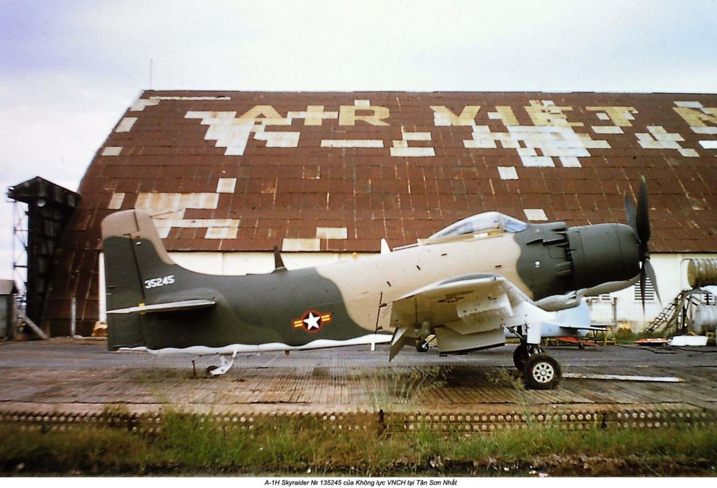 A-1H Skyraider (10).jpg