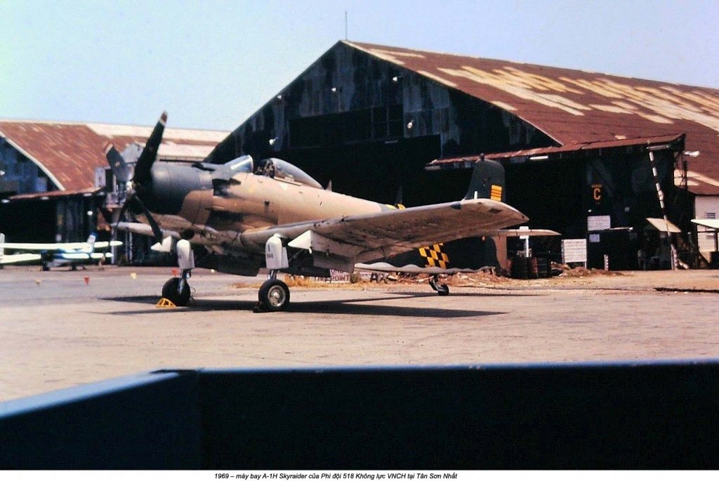 A-1H Skyraider (12).jpg