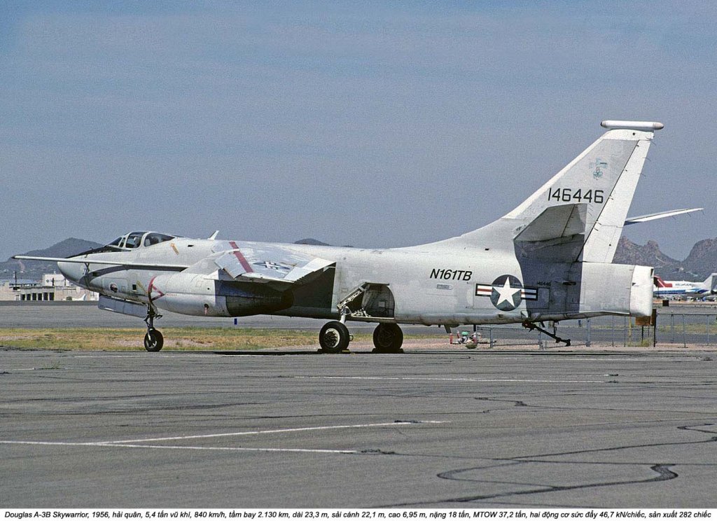 Douglas A-3 Skywarrior (2).jpg