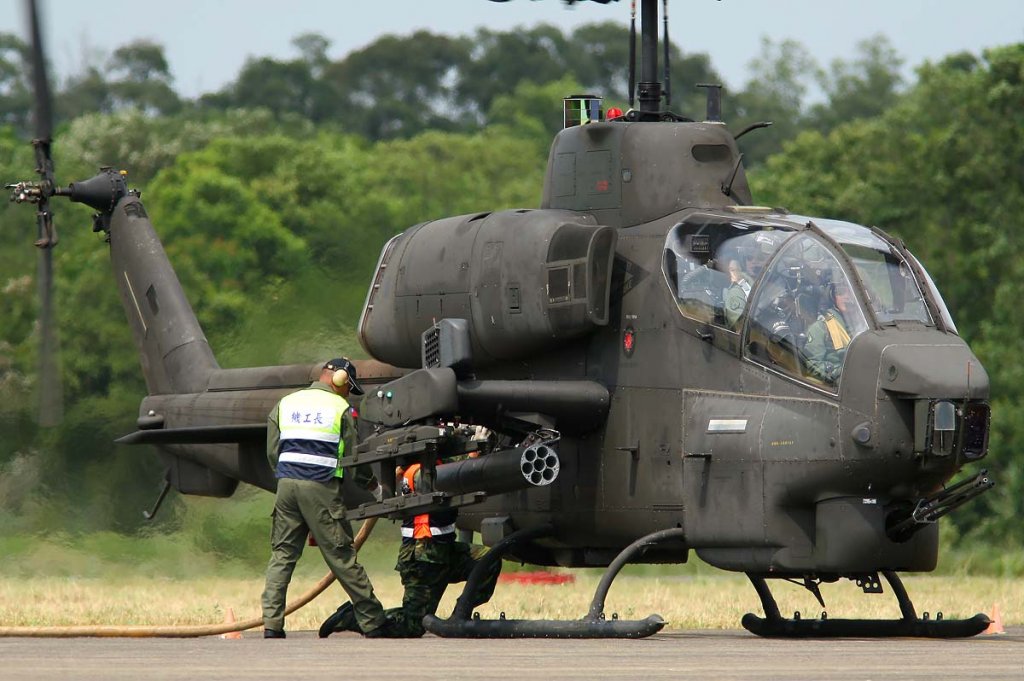 Bell AH-1W Super Cobra (209) (10).jpg